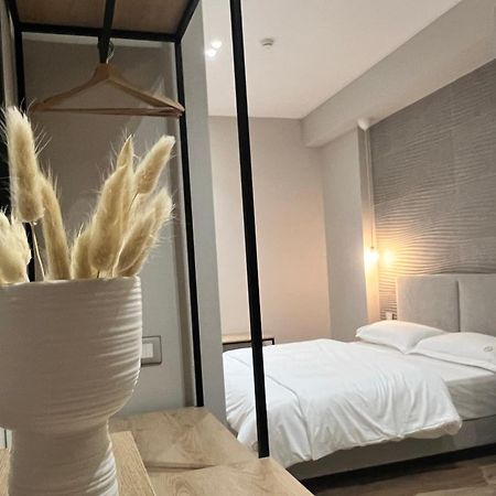 Enzo Rooms & Apartment Blloku 地拉那 外观 照片