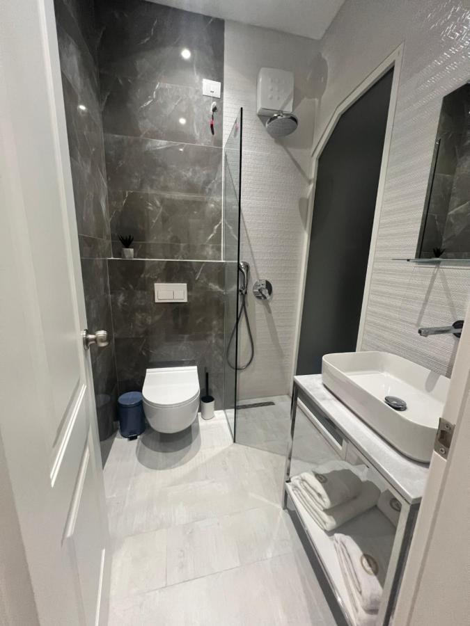 Enzo Rooms & Apartment Blloku 地拉那 外观 照片