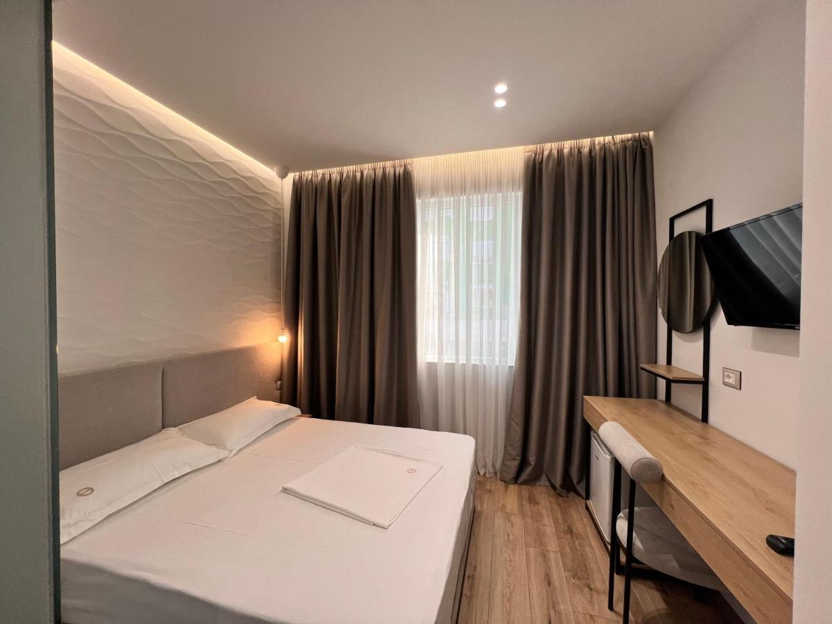 Enzo Rooms & Apartment Blloku 地拉那 外观 照片