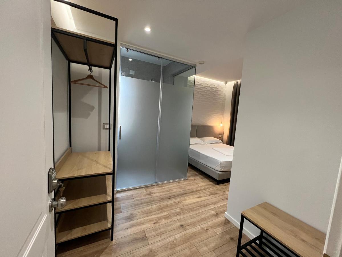 Enzo Rooms & Apartment Blloku 地拉那 外观 照片