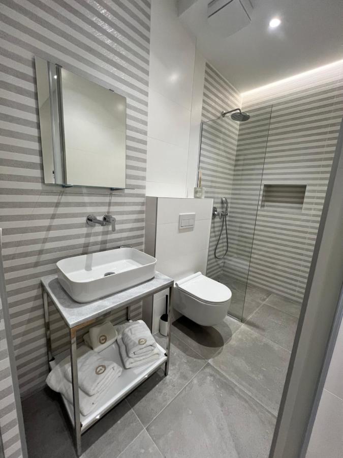 Enzo Rooms & Apartment Blloku 地拉那 外观 照片