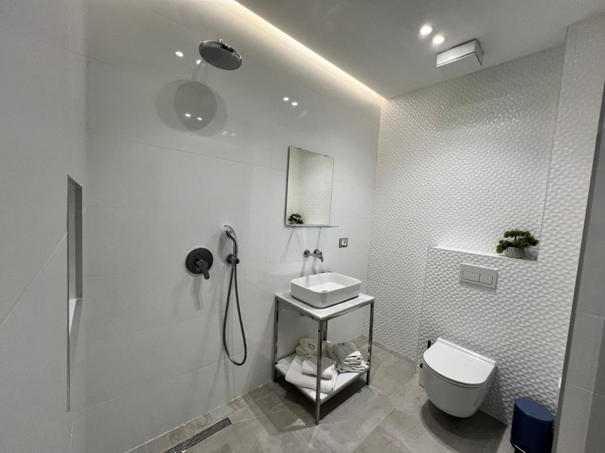 Enzo Rooms & Apartment Blloku 地拉那 外观 照片