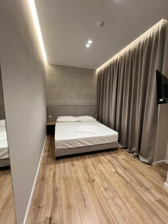 Enzo Rooms & Apartment Blloku 地拉那 外观 照片