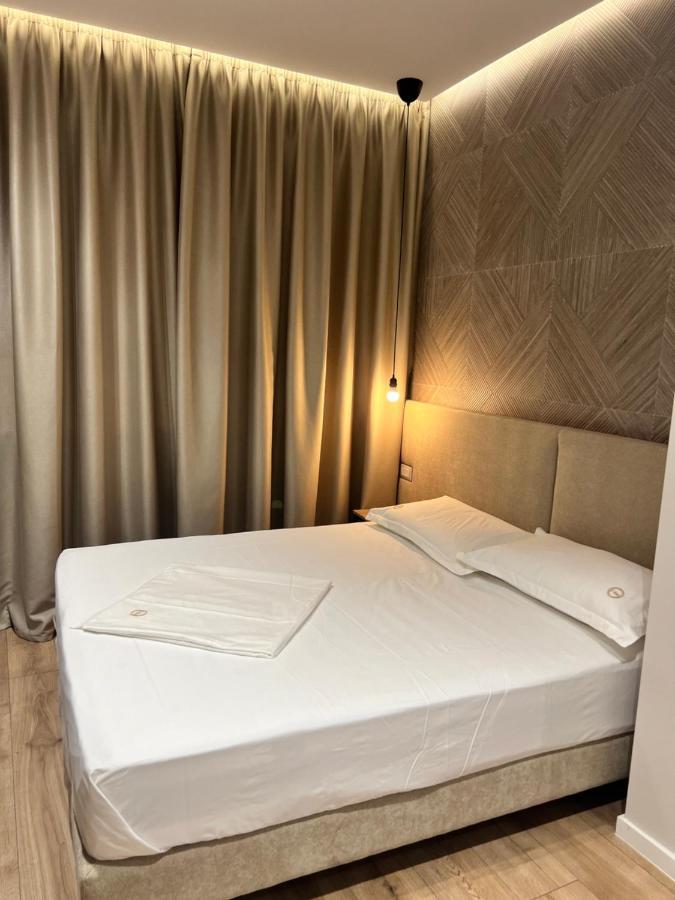Enzo Rooms & Apartment Blloku 地拉那 外观 照片