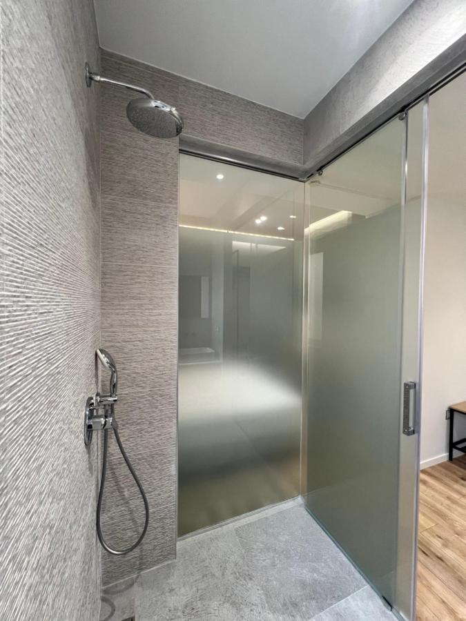 Enzo Rooms & Apartment Blloku 地拉那 外观 照片