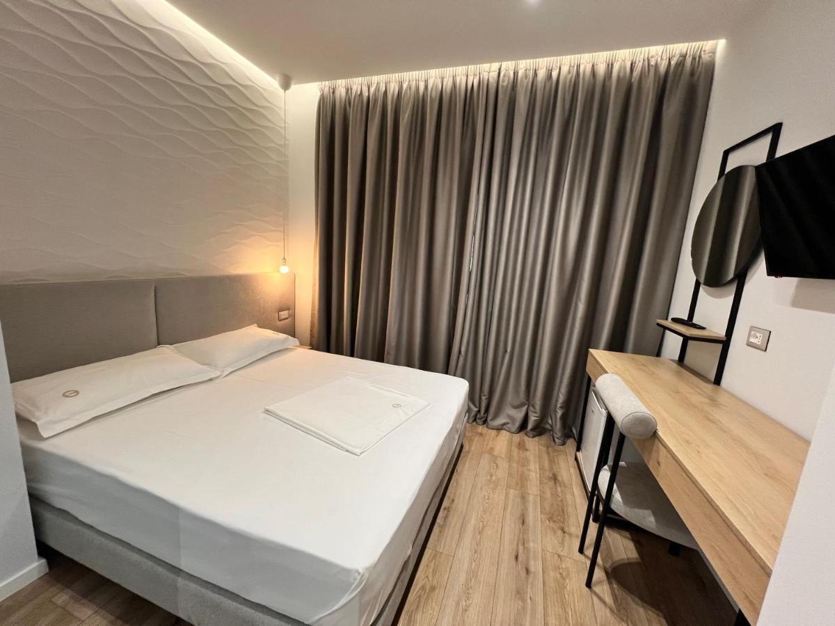 Enzo Rooms & Apartment Blloku 地拉那 外观 照片