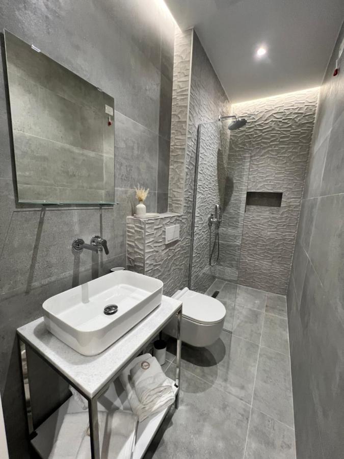 Enzo Rooms & Apartment Blloku 地拉那 外观 照片