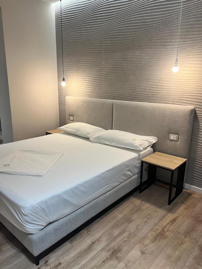 Enzo Rooms & Apartment Blloku 地拉那 外观 照片