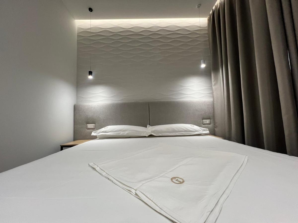 Enzo Rooms & Apartment Blloku 地拉那 外观 照片