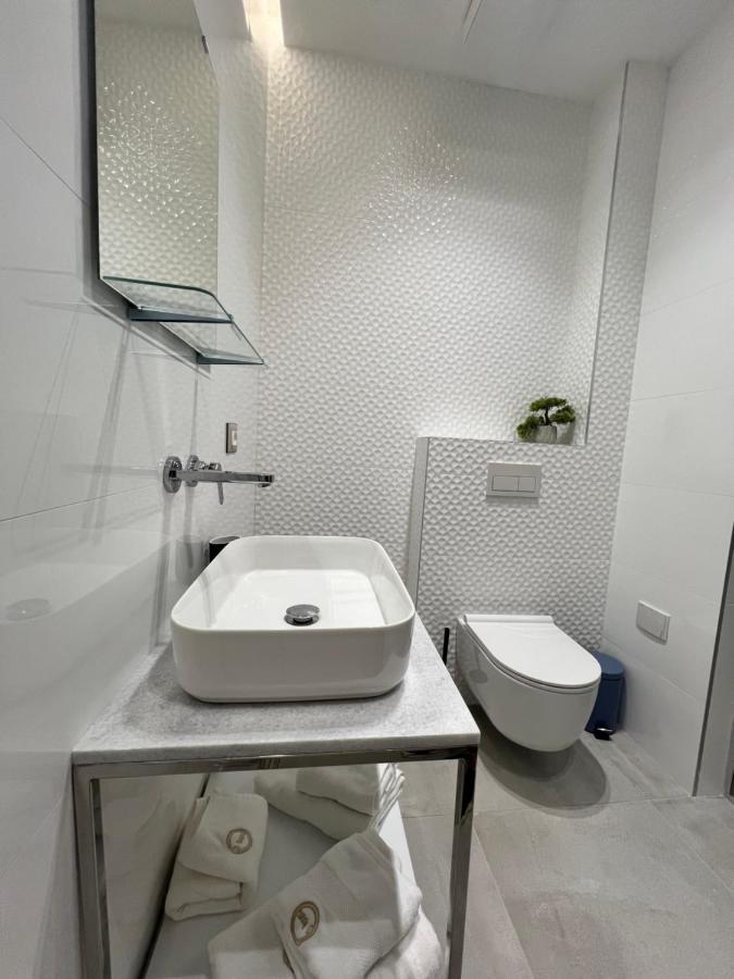 Enzo Rooms & Apartment Blloku 地拉那 外观 照片