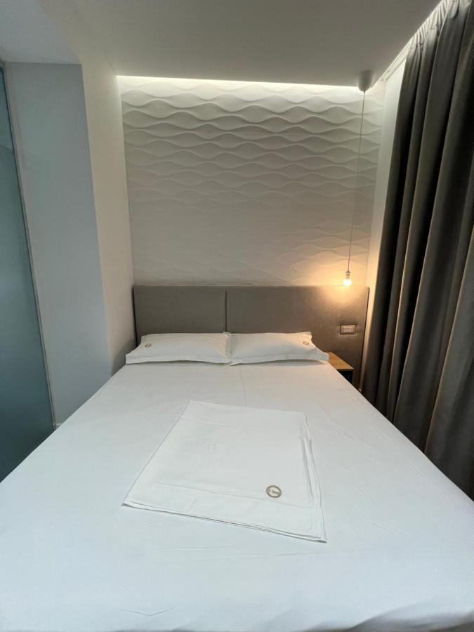 Enzo Rooms & Apartment Blloku 地拉那 外观 照片