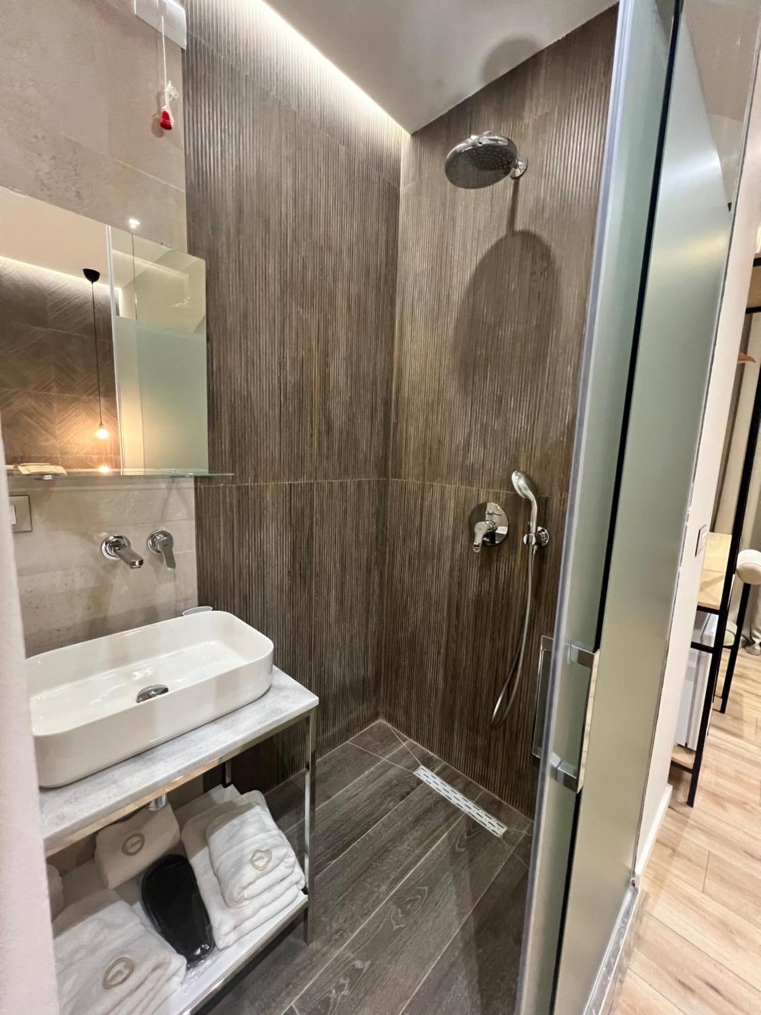 Enzo Rooms & Apartment Blloku 地拉那 外观 照片