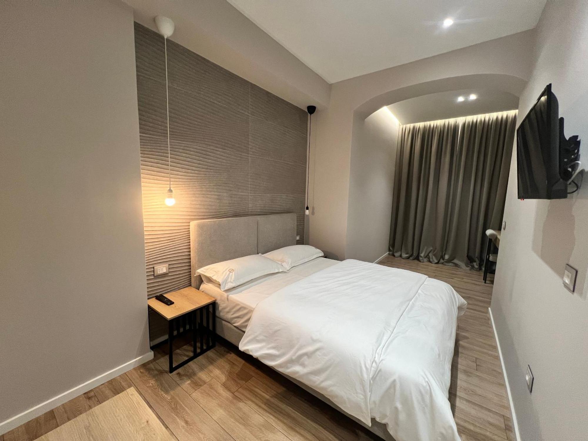 Enzo Rooms & Apartment Blloku 地拉那 外观 照片