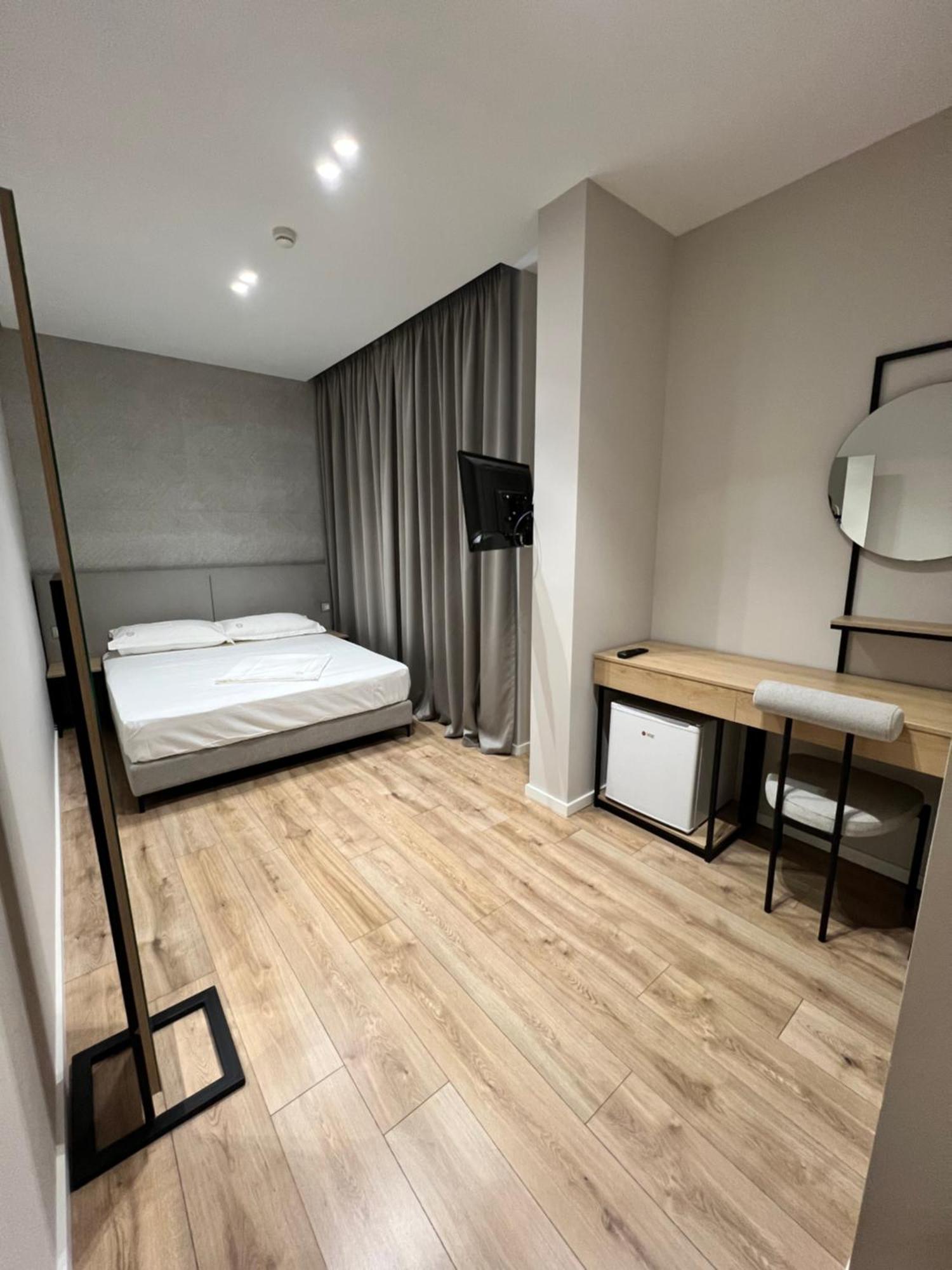 Enzo Rooms & Apartment Blloku 地拉那 外观 照片