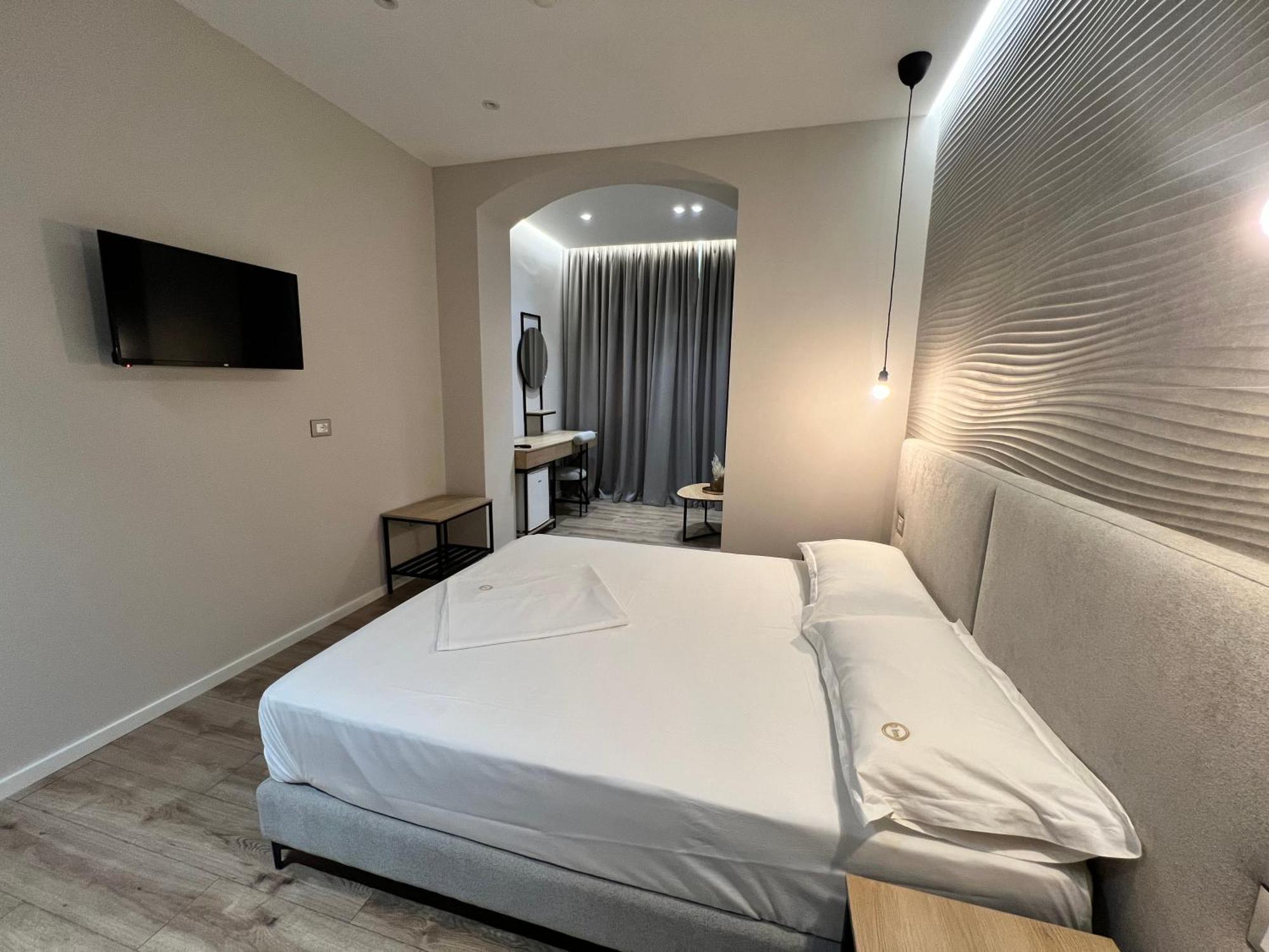Enzo Rooms & Apartment Blloku 地拉那 外观 照片