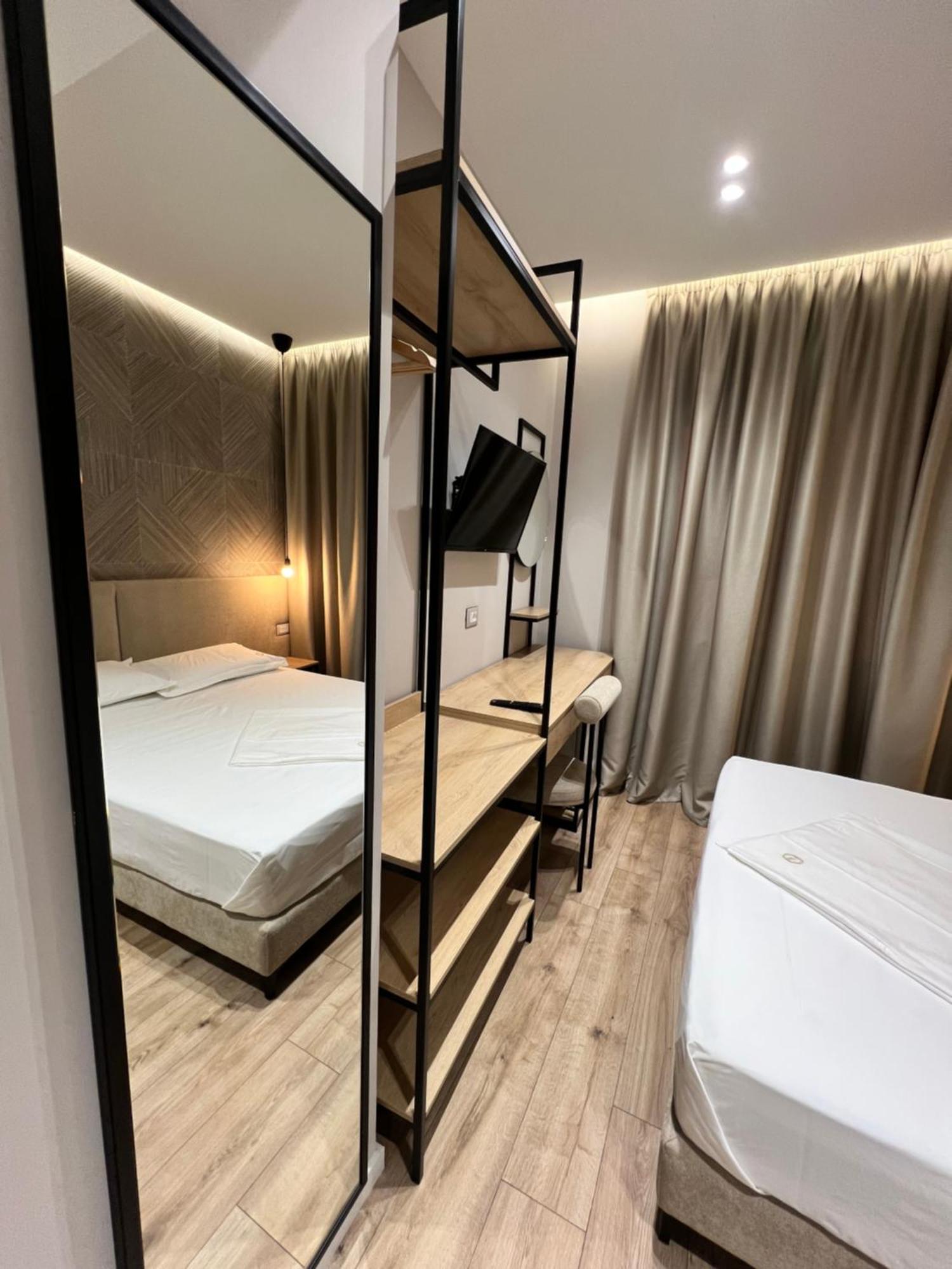 Enzo Rooms & Apartment Blloku 地拉那 外观 照片