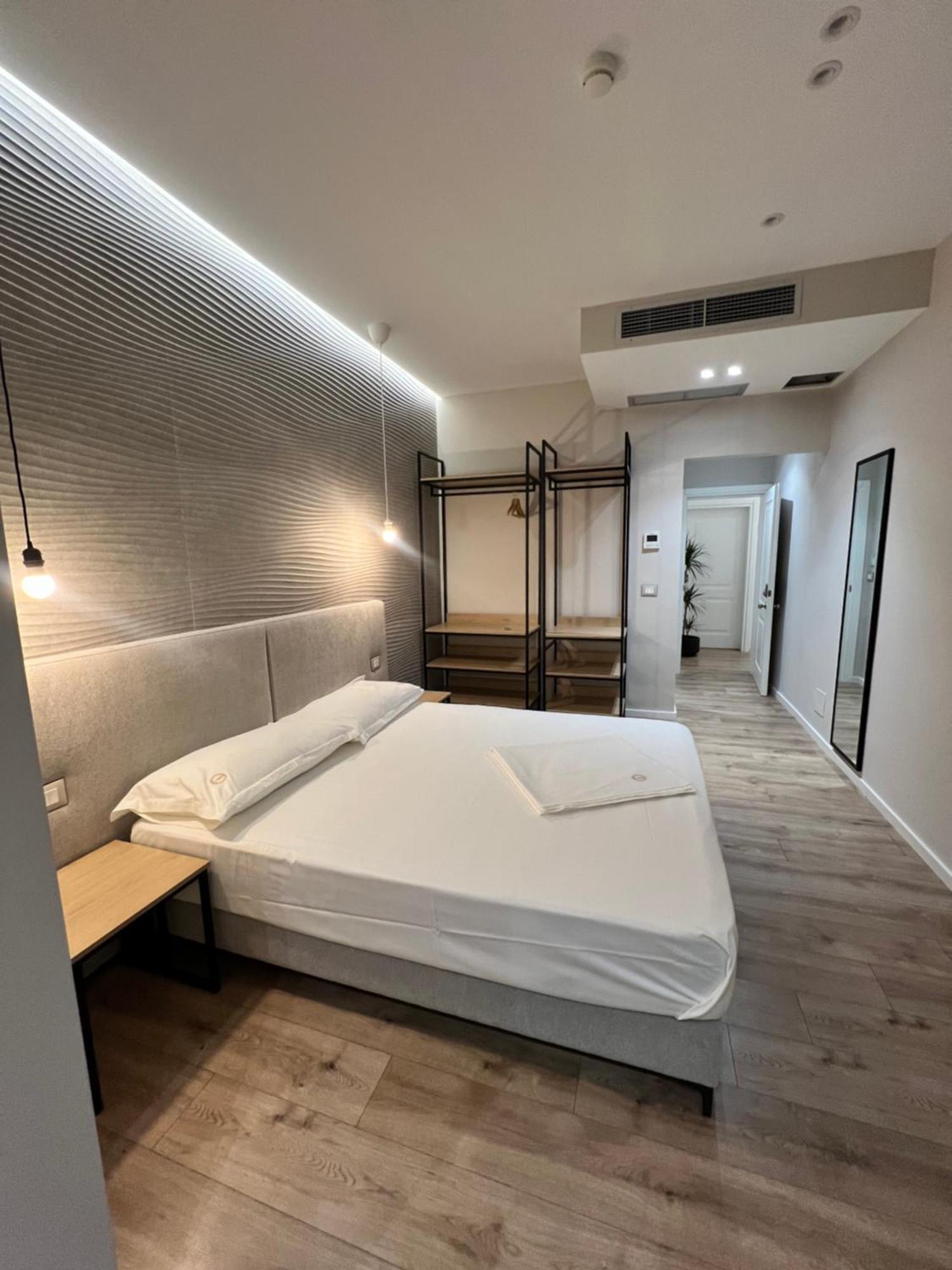 Enzo Rooms & Apartment Blloku 地拉那 外观 照片